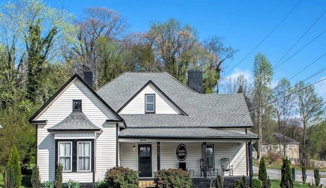 Fonta Flora: Downtown Old Fort Charmer in the Midst of the Blue Ridge Mountains in Old Fort