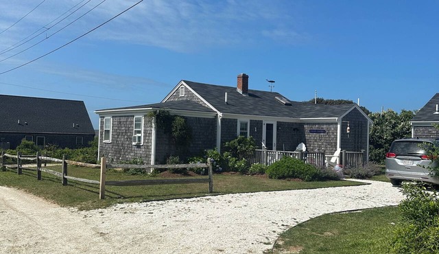 Frankie Starlight - Classic Madaket Beach Cottage Water Views Sleeps 10 in Nantucket