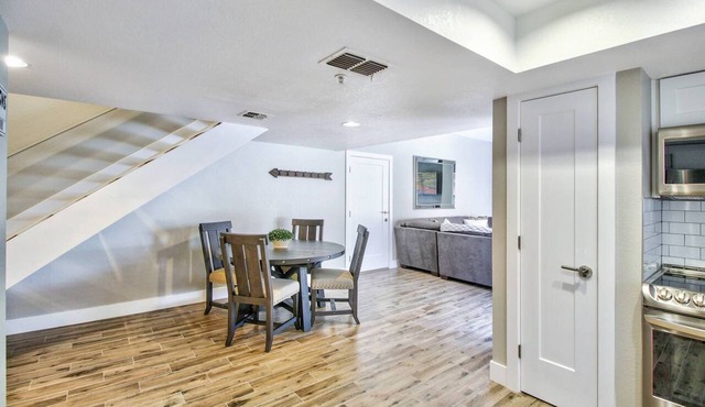 FREE GOLF! Pet Friendly, Upgraded, Heated Pool/Spa Minutes to Giants stadium & Old Town Scottsdale! in Scottsdale