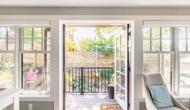 Fremont cottage w/garage, light-filled, walkable in Seattle