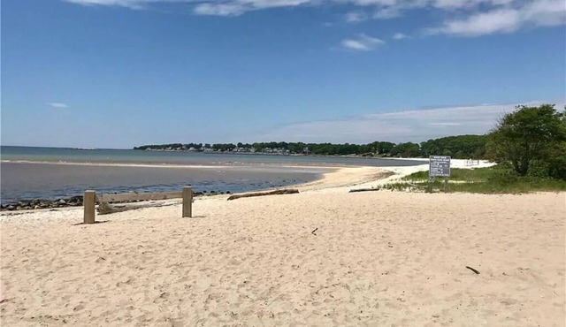 FRESH FUN SPACIOUS! 4bed 4bath getaway RELAX and PLAY walk to private beach in East Lyme
