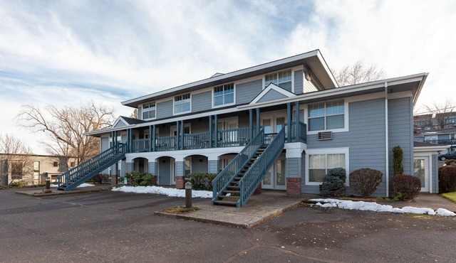 Fresh remodel, quiet neighborhood, ample parking, easy come easy go in Hood River