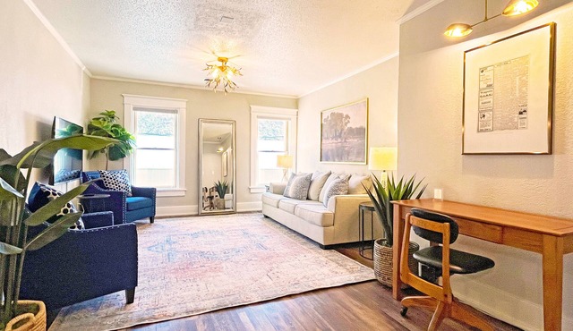 Full Kitchen/Spacious Living Room/Walk to Mineral Springs and Restaurants in Hot Springs