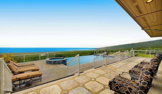 Gather Everyone at a Captain Cook Infinity Pool