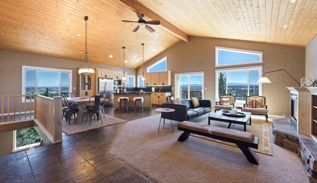 Golden Butte - Stunning & Spacious, Captivating Views, A/C, Foosball in Bend