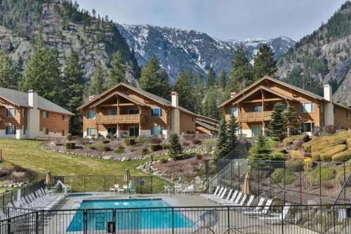 Golf Course View Condo Walk to Town & Pools in Leavenworth