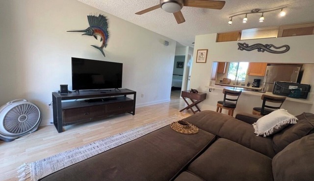 Gorgeous 2-bedroom townhome with AC in friendly near Waikele outlet mall.