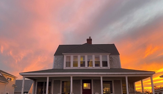 Gorgeous ocean-front restored 1910 Victorian beach house. Pet friendly! in Marshfield