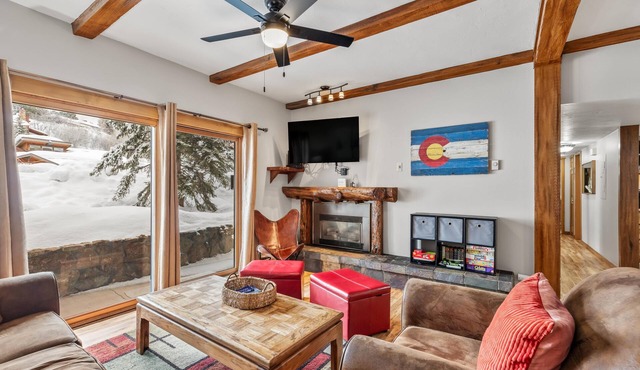 ⭐️ Ground Floor ⎮ Pool, Hot Tubs, Walk to Mtn, Fireplace in Steamboat Springs