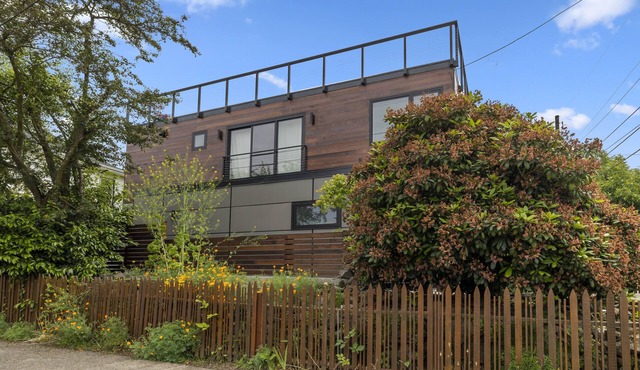 Guesthouse in Phinney Ridge with Rooftop Deck in Seattle