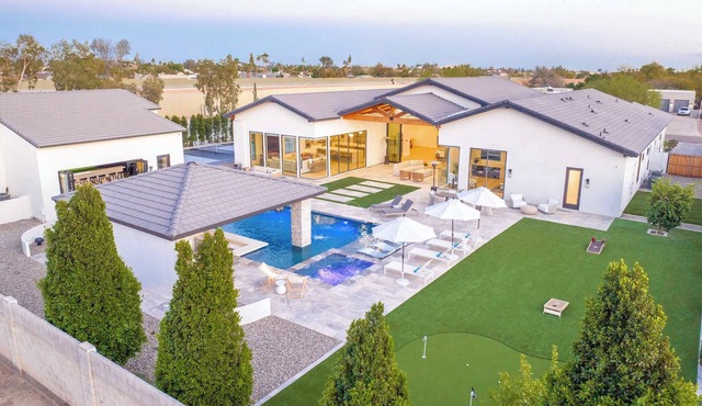HÓZHÓ | Golf Simulator & Resort Pool, Hot Tub in Scottsdale