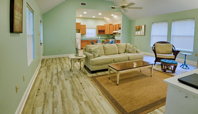 Harbor Landing Cottage - close to Mandeville Lakefront and Tammany Trace in Mandeville