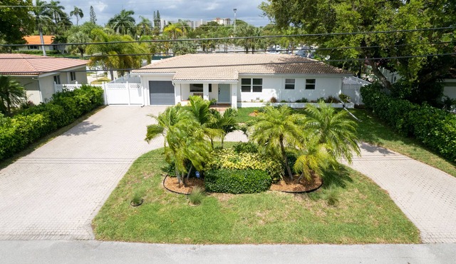 Heated Pool-Tropical Oasis-Resort Style Backyard. Close to shopping & Store in Pompano Beach