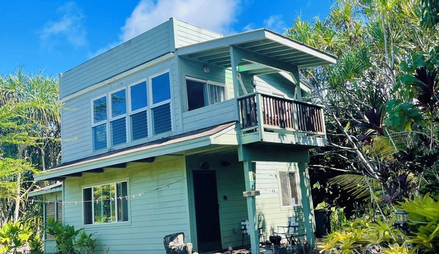 Hikina Shore Getaway. nA Coastal+Jungle Stay in Pāhoa