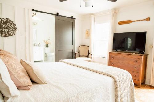 Historic Garden Suite Walk to Bay and Downtown - Suite Two in Fairhope