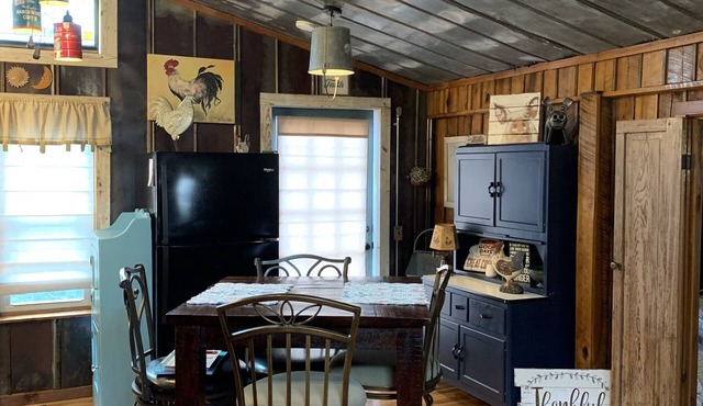 Holly Hill Farm House, Only 6 Miles from Downtown Mount Airy, NC, Sleeps 4 in Mount Airy