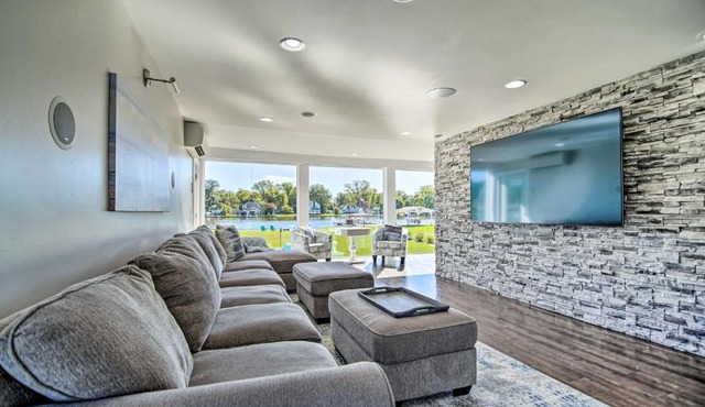 Home on Fox River: Modern Decor Style! in McHenry