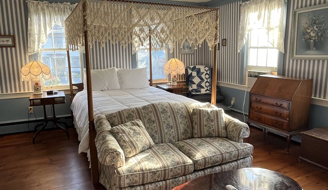 Honeymoon Suite with Jacuzzi Tub in Historic Inn in Chester