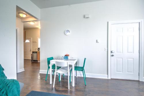 Hosteeva Capitol Hill 2BR Apt - 7 Walking Distance to Dining in Seattle