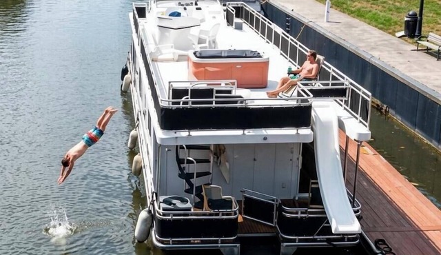 Houseboat on the Erie Canal - Hot Tub, Slide, Near Seneca Lake in Geneva