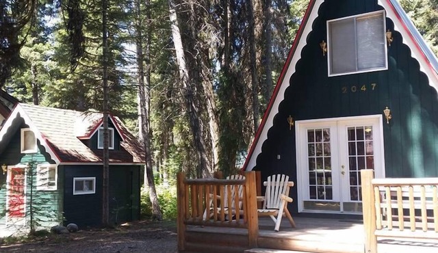 Huckleberry Hideaway: Authentic Cabin Adventure, steps away from Payette Lake in McCall