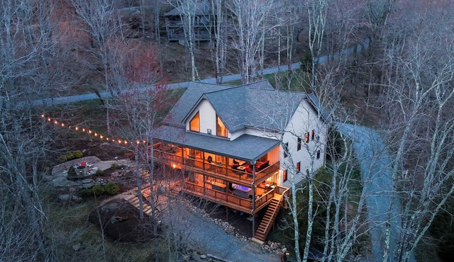 Huge Decks, Hot Tub, Fire Pit & Dog Friendly. Close to Boone and Banner Elk. in Seven Devils