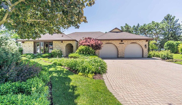 Huge Schaumburg 5 br/3.5ba w/bonus rooms/office in Schaumburg
