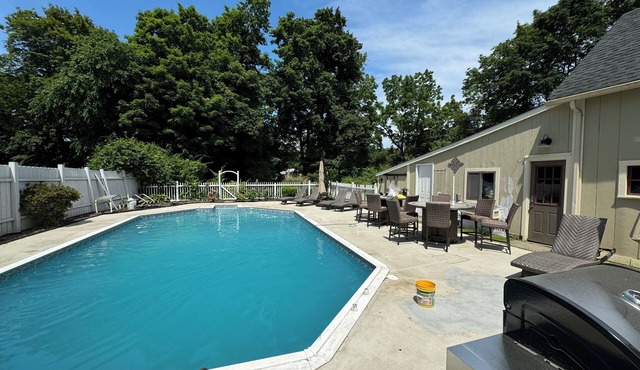 Huge Spacious 7-bedroom house with WiFi, AC and a Pool in wonderful Norwich in Norwich
