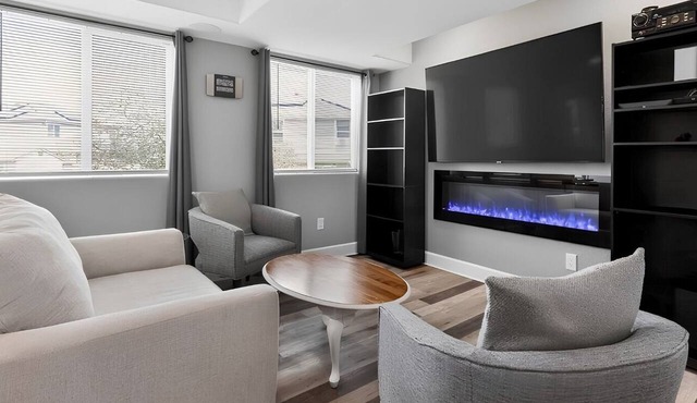 Huge Yard Pet Friendly 2-bedroom Garden Level Private Suite with Kitchen in Thornton