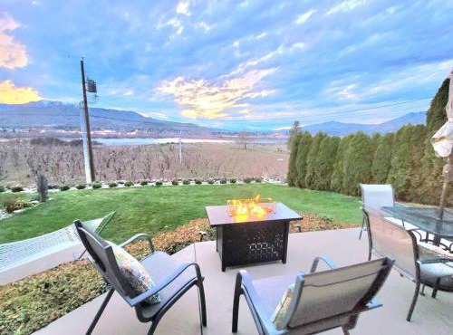 Immaculate Home w/Mtn and River Views! in East Wenatchee