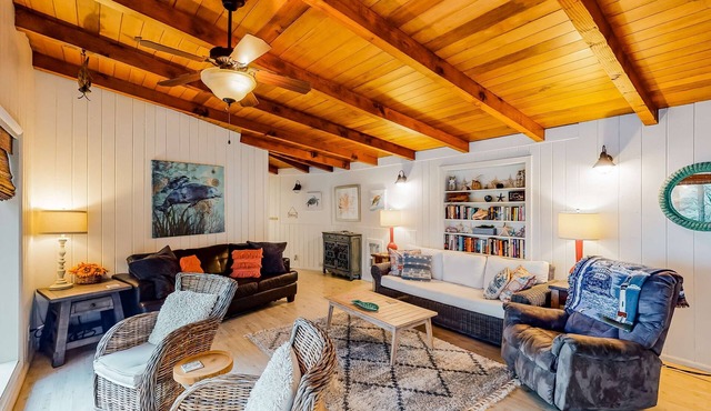 Impeccable oceanview home with private beach access & large deck in South Beach