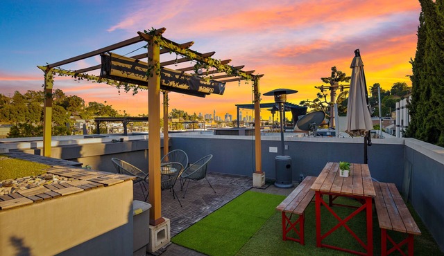 ★Insta-Worthy Sunset View ★Private Rooftop ★Garage ★Silver Lake ★Dodgers Stadium in Los Angeles