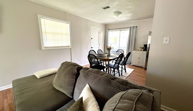 InstaWorthy ~ KING Adjustable Base Bed ~ 15Min to Beach in Gulfport