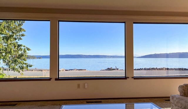 Island-View Getaway – Waterfront Setting with Deck & Grassy Yard in La Conner