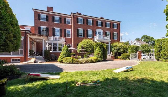 Joseph Story Estate l Sleeps 19 l Parking+Elevator l On Salem Commons in Salem