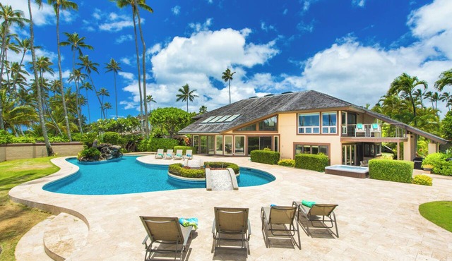 Kahala Beachfront Estate Home with 2 Pools, Hot Tub and Tennis Court