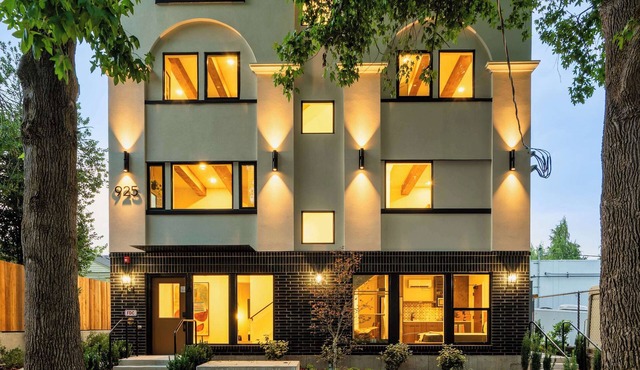 Kerns 6BR - New Spanish Style Group Stay in Portland