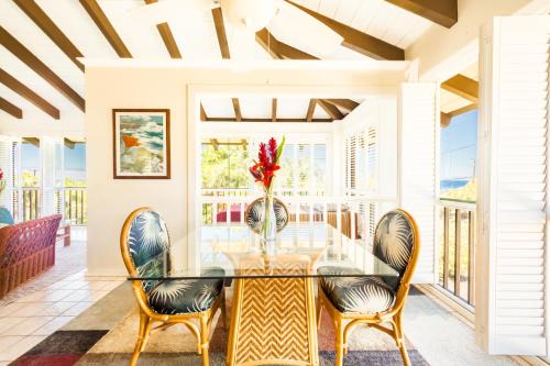 King Palm Ocean views King bed walk to beach Free WIFI parking BBQ in Kailua-Kona