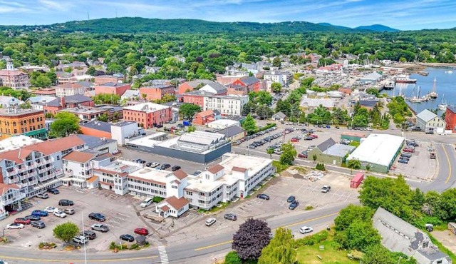 King Suite w/Balcony + Free Breakfast & Parking in Rockland