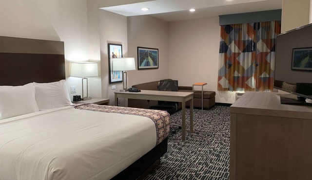 La Quinta Inn & Suites by Wyndham-Red Oak TX IH-35E in Red Oak