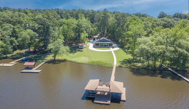 Lake Gladewater lake house - come relax ,watch the sunset or jump off the dock. in gladewater
