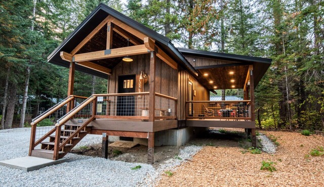 `Lake House` tiny cabin near Lake Wenatchee with HOT TUB in Leavenworth