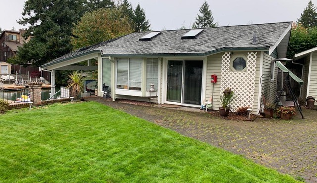 Lake Tapps Bungalow in Dieringer
