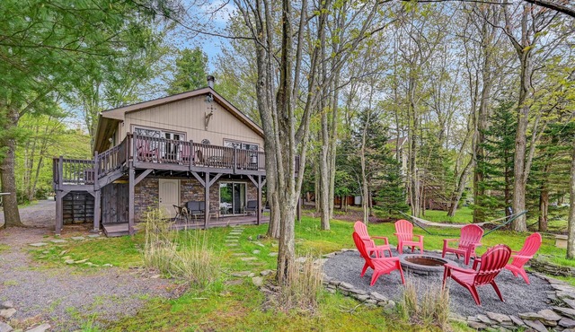 Lakefront, bar, games, sunsets, pools/beaches, fire pit in Pocono Lake