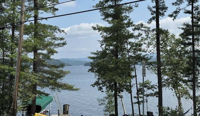 Lakefront house with mountain-range views, waterfront dock, 2 SUPs & kayak in Castleton