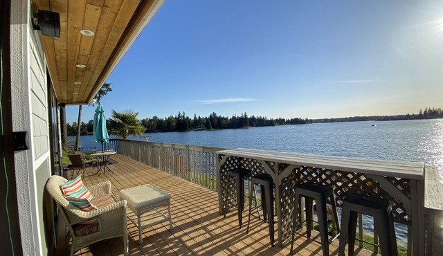 Lakefront Studio Cabin & Tiki Hut. Enjoy Summer Fun and Winter Serenity! in Lake Tapps