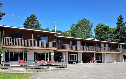 Lakeshore Motel Ice Lake in Iron River