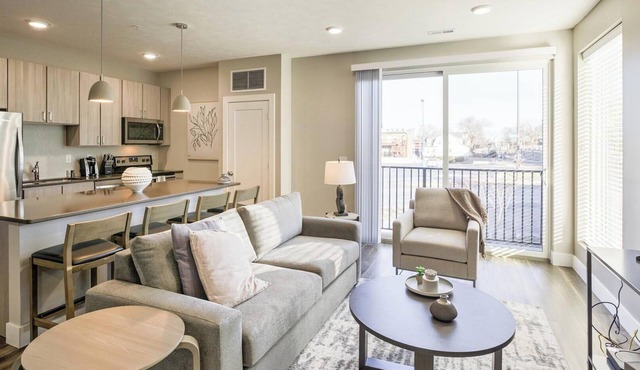 Landing | Chic 1BD, Pool, Gym in Woodburn