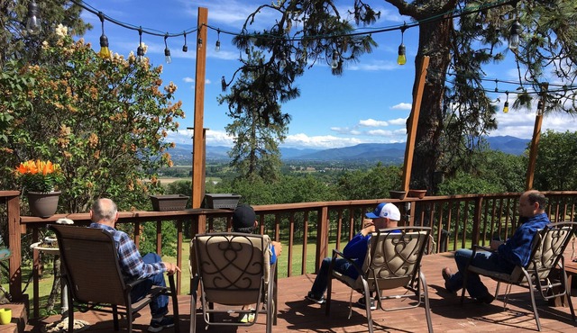 🏞 Large Scenic Home with Spectacular views!! Jacuzzi + Sleeps up to 8 in Central Point
