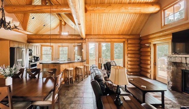 Log Cabin Getaway | Hot Tub | Ski, Hike, Relax in Silverthorne